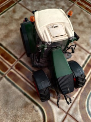 Maqueta de Tractor Verde y Blanco