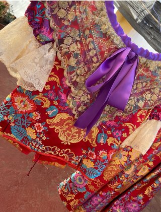 Traje de fallera rojo.