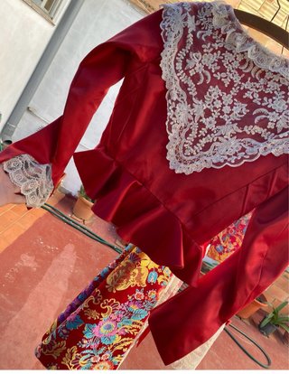 Traje de fallera rojo.