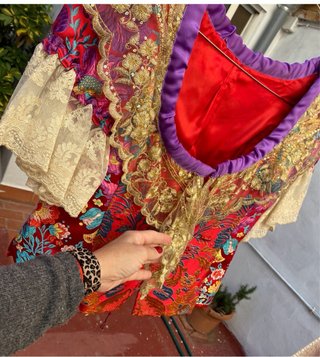 Traje de fallera rojo.