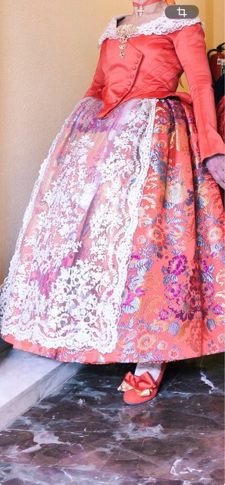 Traje de fallera rojo.