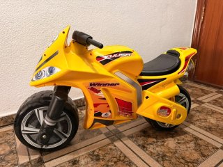 Moto de juguete Winner amarilla