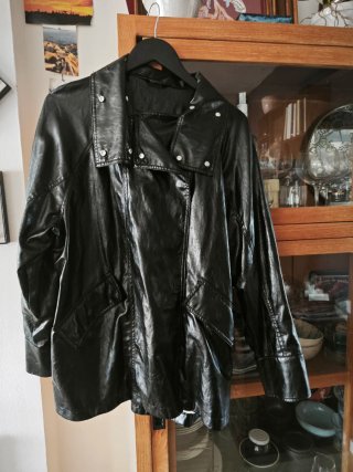 Chaqueta de imitación piel negra con tachuelas