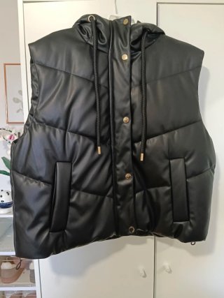 Chaleco acolchado negro con capucha