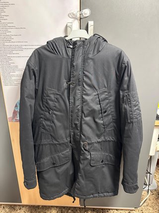 Parka Negra con Capucha y Bolsillos