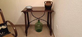 Mesa rústica de madera con detalles