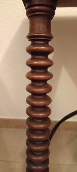 Mesa rústica de madera con detalles