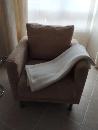 Butaca de tela beige