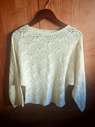 Jersey de punto calado color beige.