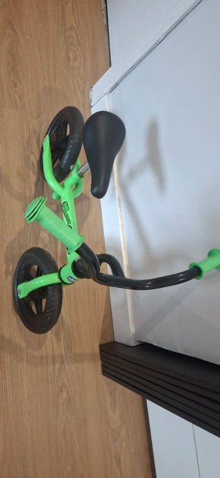 Bicicleta de equilibrio verde para niños