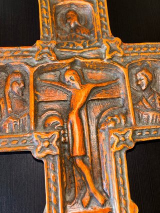 Crucifijo Románico con Relieve en madera