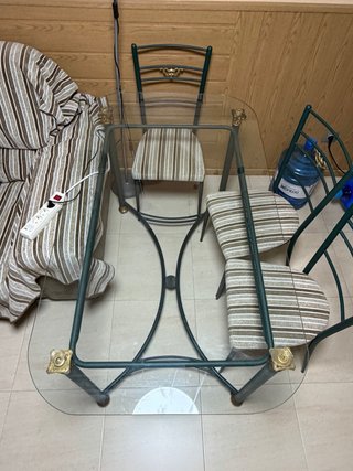 Mesa cristal y 3 sillas comedor