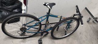 Bicicleta de montaña azul