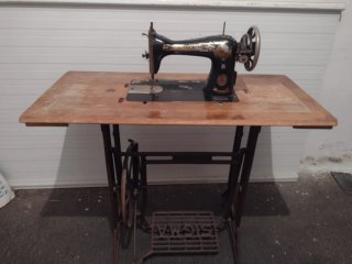 Máquina de coser antigua con mueble
