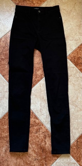 Pantalón pitillo negro
