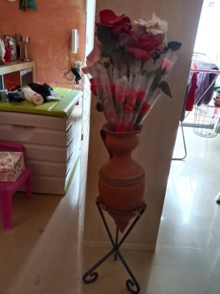 Jarrón tipo tinaja con flores