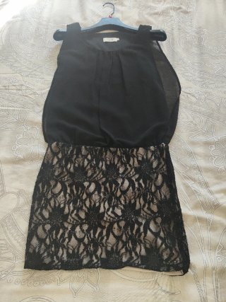 Vestido de Gasa y Encaje Negro de Fórmula Joven.
