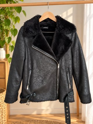 Cazadora aviador Stradivarius negra borreguito
