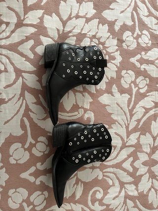 Botines Negros con Tachuelas