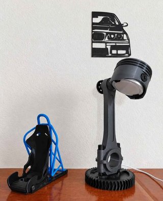 Lámpara de mesa con forma de pistón