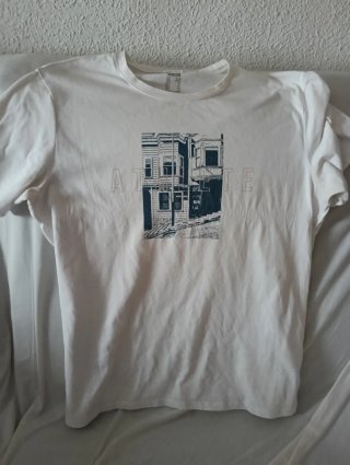 Camiseta Blanca Talla XL con Estampado Urbano
