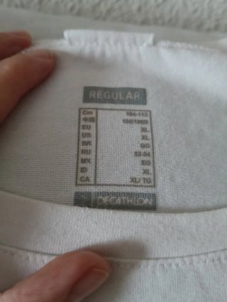 Camiseta Blanca Talla XL con Estampado Urbano