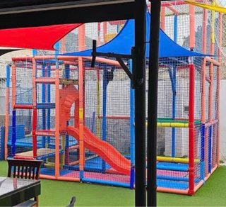 Parque de bolas infantil con estructura