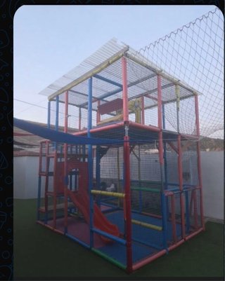 Parque de bolas infantil con estructura