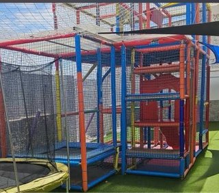 Parque de bolas infantil con estructura