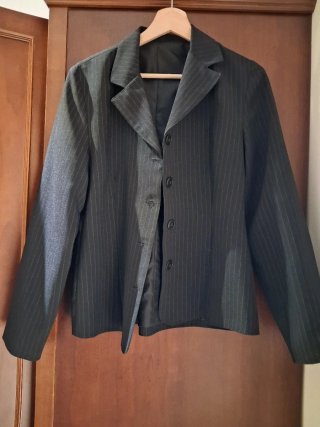 Blazer Negra con Rayas Diplomáticas