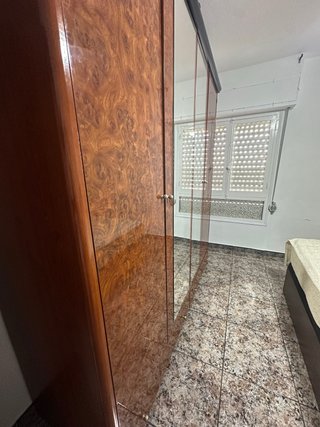 Armario de madera con puertas de espejo