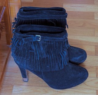 Botines tacón negros con flecos