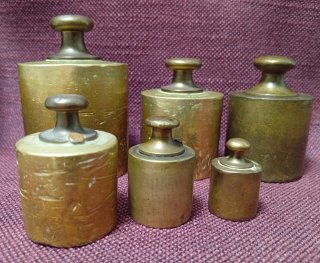 Lote de 6 pesas ponderales antiguos de metal