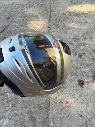 Casco de moto plateado