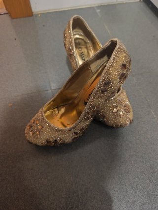 Zapatos de fiesta dorados