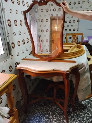 Mueble de entrada de madera con espejo