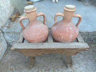 Conjunto de 2 cántaros de barro antiguos