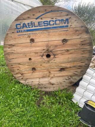 Mesa de centro rústica de bobina de madera