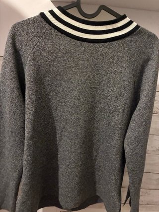 Sudadera gris con cuello deportivo
