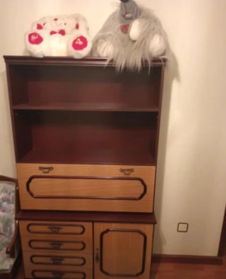 Escritorio con cómoda de madera aglomerada.