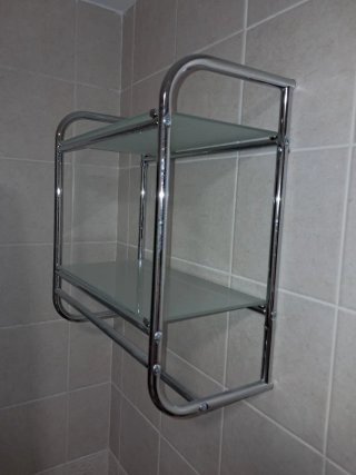Scaffali da bagno in metallo e vetro