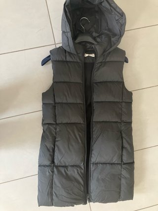 Anorak largo sin mangas negro