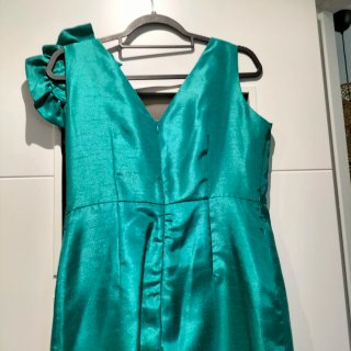 Vestido de fiesta corto color verde.