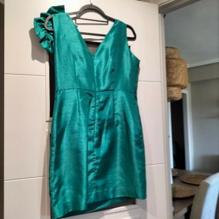 Vestido de fiesta corto color verde.