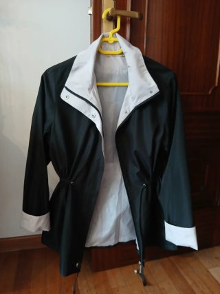 Chaqueta ligera entallada negra y blanca
