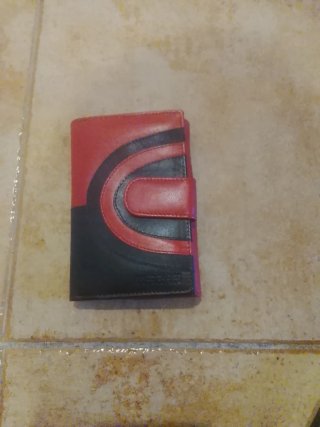 Billetera de piel mujer roja y negra