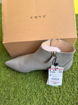 Botines planos de piel grises