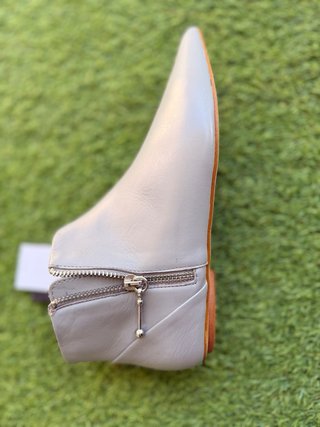 Botines planos de piel grises