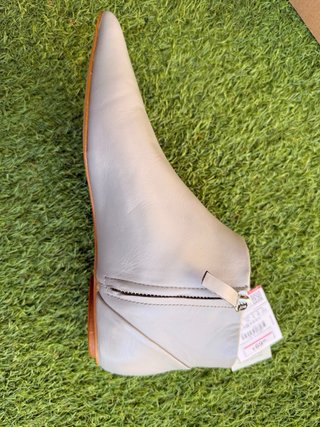Botines planos de piel grises