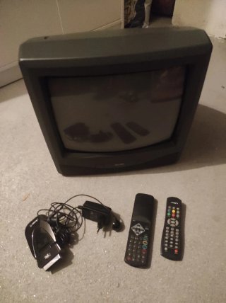 Televisor CRT con mando y TDT
